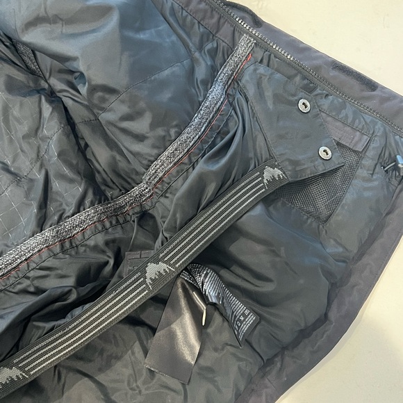 Men’s/teenage Burton snowboard or ski jacket. Size Mens S, jet black - Picture 8 of 8